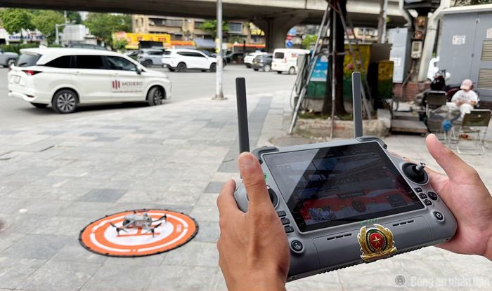 UAV được triển khai tuần tra khu vực Vành đai 3 qua nút giao Khuất Duy Tiến - Nguyễn Trãi.