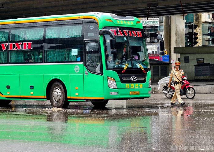 Sau khi thiết bị ghi nhận vi phạm, lực lượng CSGT tiến hành dừng phương tiện, đưa hình ảnh, video rõ nét từ UAV cho tài xế xem.