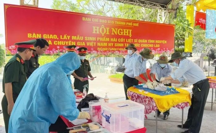 Các đơn vị chức năng TP Huế lấy mẫu sinh phẩm hài cốt liệt sĩ quân tình nguyện và chuyên gia Việt Nam hy sinh tại Lào.