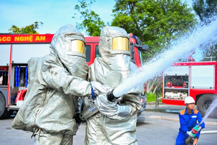 Lực lượng chữa cháy nhanh chóng triển khai phương án.
