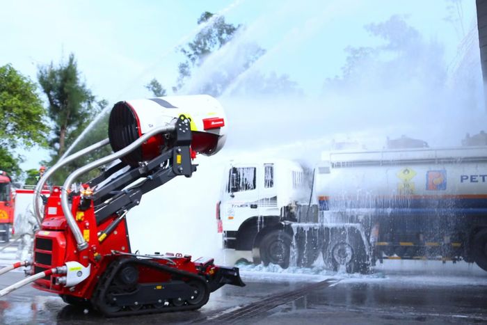Robot robot chữa cháy được điều động tiến thẳng vào khu vực “biển lửa”, phối hợp cùng các lực lượng, phương tiện hiện đại khống chế đám cháy.