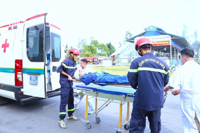 Lực lượng cảnh sát PCCC&CNCH nhanh chóng phối hợp cứu và đưa người bị nạn đi cấp cứu.