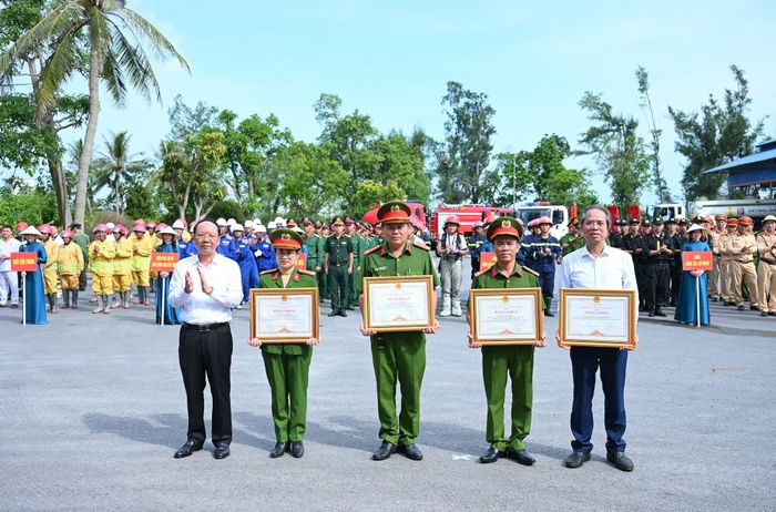 Đồng chí Bùi Thanh An trao Bằng khen của UBND tỉnh tặng các tập thể, cá nhân có thành tích xuất sắc.