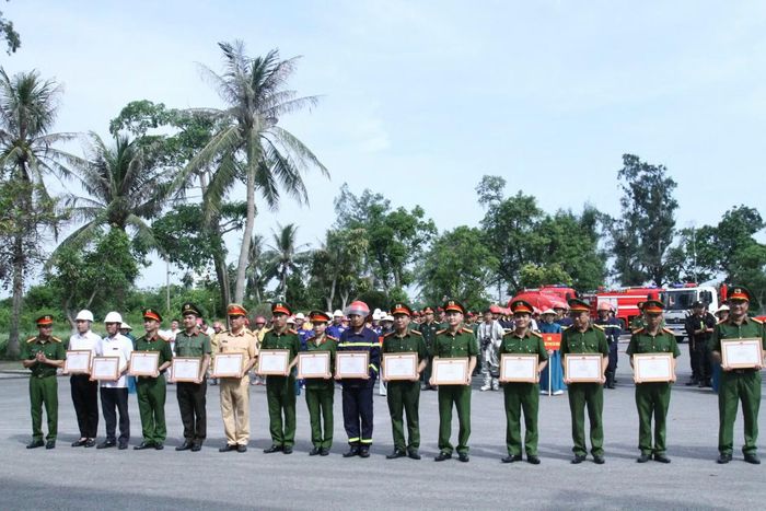 Đại tá Phạm Thành Long, Phó Giám đốc Công an tỉnh trao Giấy khen của Giám đốc Công an tỉnh tặng các các nhân.