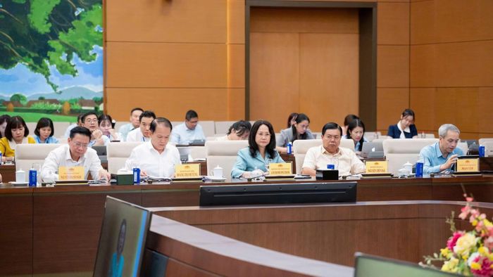 Các đại biểu dự phiên họp chiều 14/8.