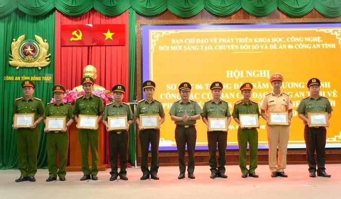 Thiếu tướng Lâm Phước Nguyên, Giám đốc Công an tỉnh Đồng Tháp trao giấy khen tặng các tập thể, cá nhân có thành tích trong thực hiện Nghị quyết 57.