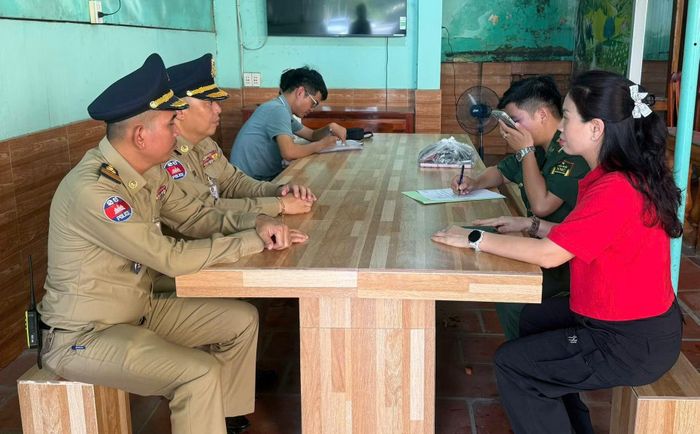 Thượng tá Vũ Thị Lan Hương trong chuyến phối hợp cùng cảnh sát Campuchia truy bắt đối tượng truy nã.