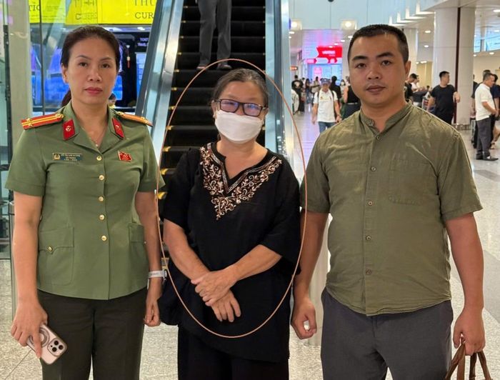 Đối tượng Nguyễn Thị Kim Oanh bị bắt giữ và di lý về Hải Phòng.