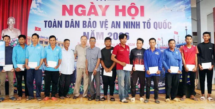 Ban Quản lý Cảng cá Trần Đề trao quà tặng người lao động có hoàn cảnh khó khăn đang làm việc tại cảng.