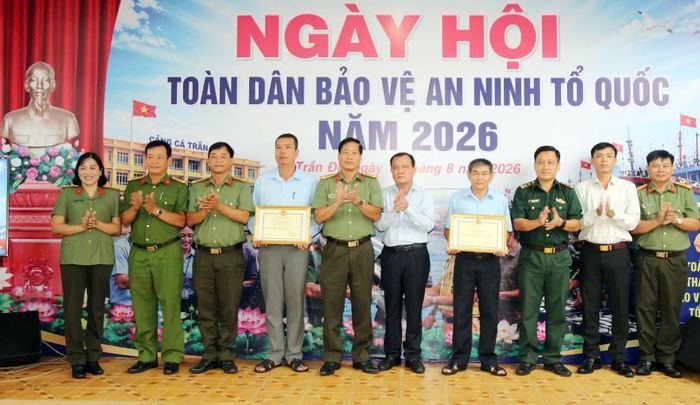 Các đại biểu chúc mừng các tập thể, cá nhân có thành tích tiêu biểu trong tổ chức và thực hiện Ngày hội Toàn dân bảo vệ an ninh Tổ quốc được UBND TP Cần Thơ tặng Bằng khen.
