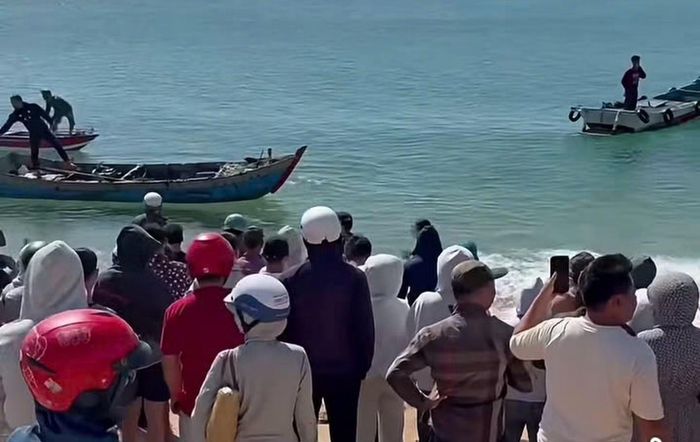Trong những ngày qua, rất đông người dân và du khách đến bãi biển Tuy Hòa tìm hiểu vụ việc và theo dõi kết quả tìm kiếm.