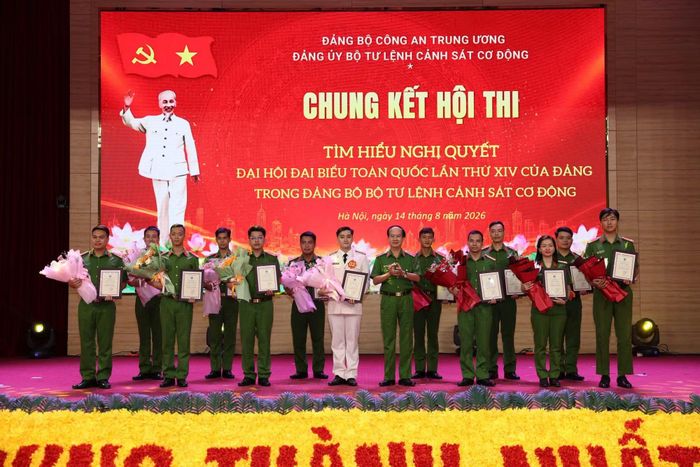 Thiếu tướng Nguyễn Văn Trầm, Trưởng Ban Tổ chức, Trưởng Ban Giám khảo trao giải cho các cá nhân có bài thi viết xuất sắc vượt qua hơn 18.000 bài dự thi trong cuộc thi viết.