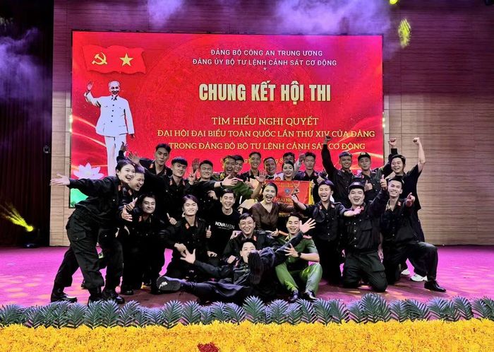 Đội Trung đoàn CSCĐ Trung bộ ăn mừng chiến thắng, giành giải Nhất hội thi. 