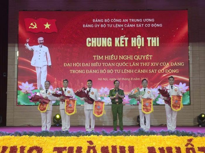  Thiếu tướng Nguyễn Văn Trầm tặng Cờ lưu niệm cho 5 đội thi. 