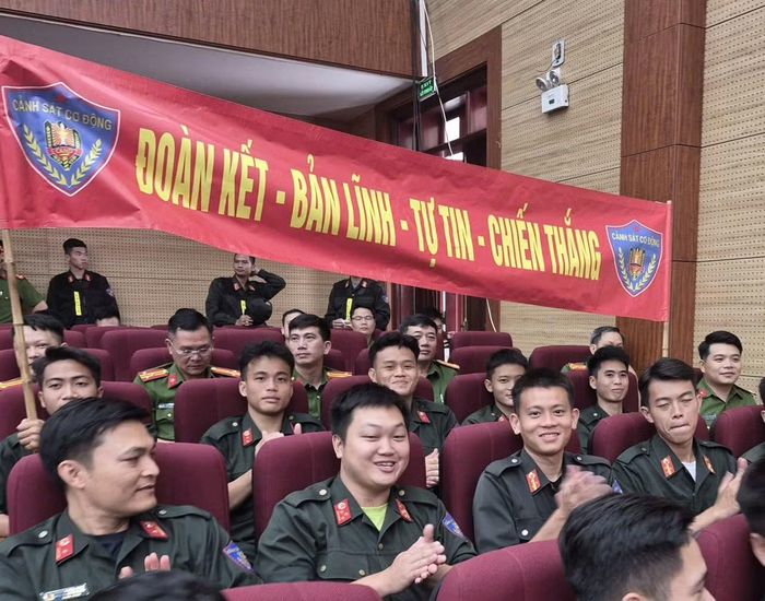 Hội trường Bộ Tư lệnh CSCĐ náo nhiệt trong tiếng vỗ tay, cổ vũ của các cổ động viên. 