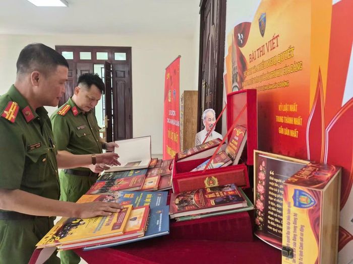Các bài thi viết xuất sắc được Ban Tổ chức trưng bày ngay sảnh hội trường thu hút sự quan tâm của rất nhiều cán bộ, đảng viên.