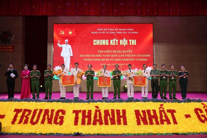 Ban Tổ chức, Ban Giám khảo tặng hoa chúc mừng 5 đội thi xuất sắc tại chung kết hội thi.