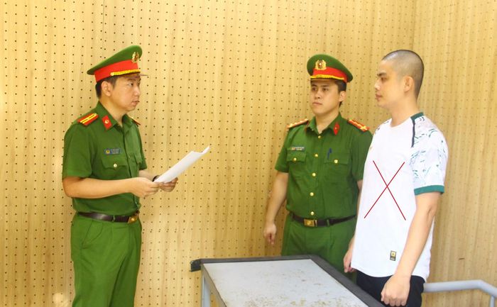Cơ quan CSĐT Công an tỉnh Sơn La thi hành các quyết định tố tụng đối với Quàng Văn Tân.