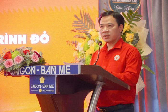 Ông Nguyễn Minh Nhựt, Chủ tịch Hội Chữ thập đỏ Thành phố Hồ Chí Minh phát biểu tham luận.