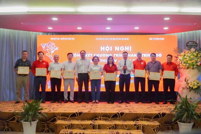 Ông Y Nhuân Byă, Tỉnh ủy viên, Phó Chủ tịch UBND tỉnh Đắk Lắk và PGS.TS Vũ Đức Bình, Phó Viện trưởng Viện Huyết học – Truyền máu Trung ương, Phó trưởng Ban tổ chức Hành trình Đỏ tặng giấy khen cho 10 Ban Chỉ đạo Vận động HMTN tiêu biểu trong tổ chức Hành trình Đỏ.