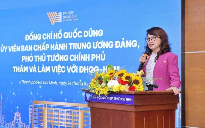 GS.TS Nguyễn Thị Thanh Mai, Giám đốc Đại học Quốc gia Thành phố Hồ Chí Minh phát biểu chào mừng đoàn công tác Chính phủ đến thăm và làm việc với Đại học Quốc gia Thành phố Hồ Chí Minh.
