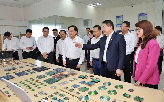 Phó Thủ tướng Chính phủ Hồ Quốc Dũng cùng đoàn công tác tham quan phòng thí nghiệm Vi mạch tại Trường Đại học Bách khoa (Đại học Quốc gia Thành phố Hồ Chí Minh).
