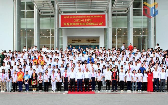 Bí thư Tỉnh ủy cùng các lãnh đạo tỉnh, lãnh đạo sở, ngành, địa phương chụp ảnh với 300 em học sinh, sinh viên tiêu biểu. Ảnh: BQN
