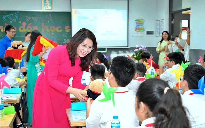Niềm vui của cô trò khi trở lại trường chuẩn bị đón năm học mới 2026-2027. Ảnh: Trường Trung học Cơ sở Trần Duy Hưng
