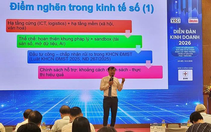 Ông Nguyễn Hoa Cương - Phó Viện trưởng Viện Nghiên cứu Chính sách và Chiến lược trình bầy tham luận: Đổi mới tư duy và chính sách phát triển kinh tế số: Từ tháo gỡ đến điểm nghẽn kiến tạo động lục tăng trưởng mới.