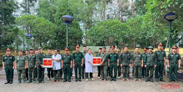 Đoàn công tác tặng quà động viên các cán bộ, chiến sĩ và lực lượng trực tiếp tham gia lấy mẫu tại Nghĩa trang liệt sĩ Đông Khê.