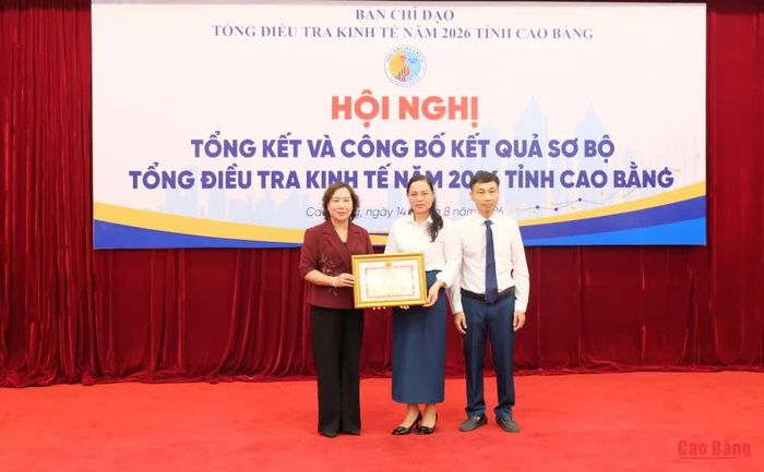 Phó Chủ tịch UBND tỉnh Hà Nhật Lệ trao bằng khen của Bộ Tài chính cho tập thể Thống kê tỉnh.