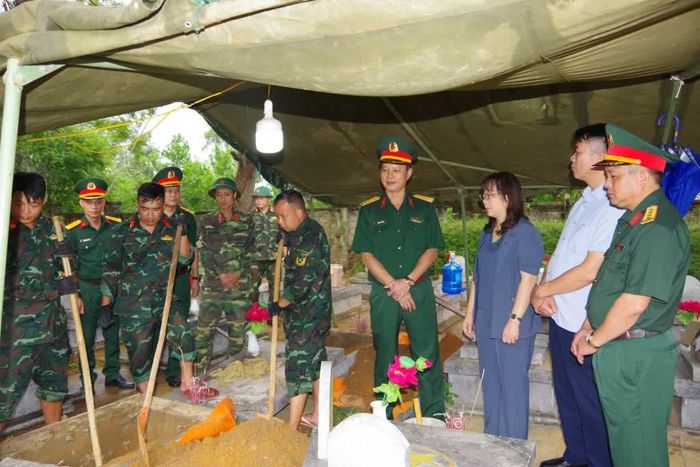 Quân khu 1 kiểm tra công tác lấy mẫu sinh phẩm hài cốt liệt sĩ tại Nghĩa trang Liệt sĩ xã Hòa An.