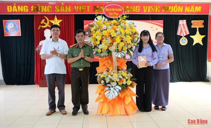 Lãnh đạo Công an tỉnh tặng hoa chúc mừng Bệnh viện Y học cổ truyền tỉnh.