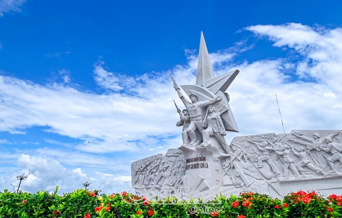 Bảy Háp - dòng sông lịch sử gắn liền với những chiến công hiển hách trong kháng chiến bảo vệ Tổ quốc của dân tộc. Chiến thắng Ðầm Dơi - Cái Nước - Chà Là năm 1963 là mốc son chói lọi trong lịch sử đấu tranh cách mạng của Ðảng bộ, quân và dân tỉnh Cà Mau; làm thay đổi cục diện chiến trường miền Nam, khẳng định sự lớn mạnh trong đấu tranh vũ trang của phong trào cách mạng, mở đường cho thắng lợi hoàn toàn miền Nam, thống nhất đất nước.
