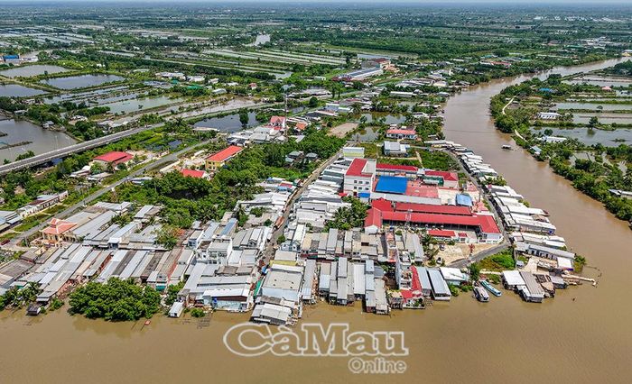 Dù hệ thống giao thông bộ phát triển, thay thế dần giao thông thuỷ nhưng những xóm nhà ven sông Bảy Háp vẫn còn đó như một nét riêng, điểm tô sắc màu cho những dòng sông ở Cà Mau.