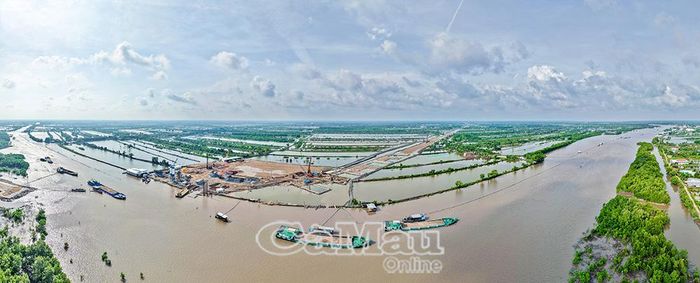 Xuôi dần về phía hạ nguồn của dòng Bảy Háp là những đầm lầy, rừng ngập từ sự bồi lắng phù sa. Nay, công trình tuyến cao tốc Cà Mau - Ðất Mũi đã mở ra điểm sáng làm tươi mới cho vùng đất vốn hoang vu, cho niềm tin và khát vọng phát triển.