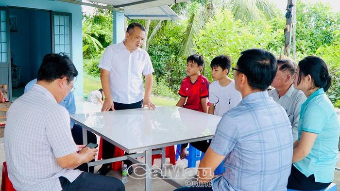 Đồng chí Lê Tuấn Hải, Chánh Văn phòng Tỉnh uỷ thăm hỏi, động viên hai em Hoài và Hận trong căn nhà mới.