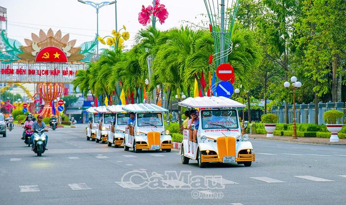 Cà Mau sẽ phát triển du lịch theo hướng xanh, bền vững. (Trong ảnh: Dịch vụ xe điện du lịch tại phường Bạc Liêu góp phần bảo vệ môi trường).