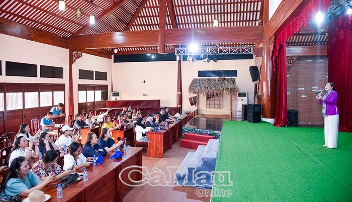 Các doanh nghiệp lữ hành quốc tế trải nghiệm trình diễn di sản đờn ca tài tử của Cà Mau để nghiên cứu khai thác sản phẩm.