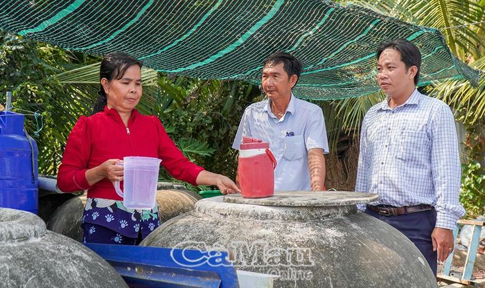 Xã Biển Bạch phối hợp cán bộ Sở Nông nghiệp và Môi trường rà soát, đảm bảo cấp phát bồn chứa nước đến đúng đối tượng 