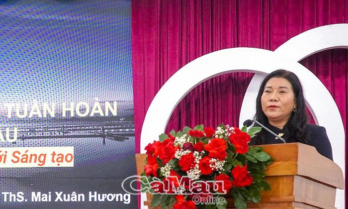 Bà Mai Xuân Hương, Phó Trưởng phòng Quản lý Khoa học công nghệ, Sở Khoa học và Công nghệ tỉnh Cà Mau, trình bày chuyên đề “Định hướng về kinh tế tuần hoàn ngành tôm của Cà Mau - góc nhìn khoa học công nghệ”.