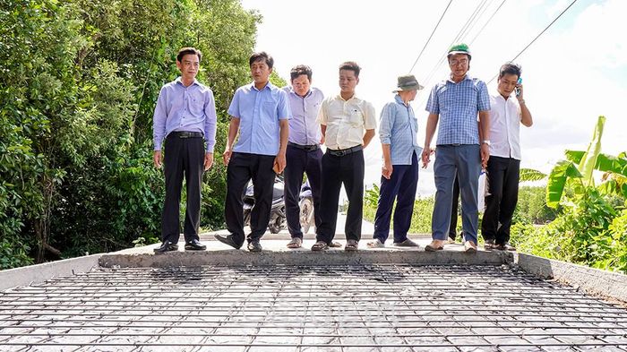  Đoàn công tác kiểm tra thực tế tuyến lộ liên ấp Xóm Biển, Sắc Cò, Cồn Cát.