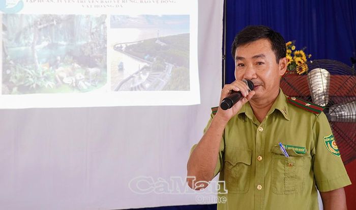 Ông Nguyễn Hữu Quyền, cán bộ Chi cục Kiểm lâm tỉnh Cà Mau, thông tin đến người dân về các quy định của Luật lâm nghiệp.