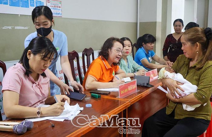 Các nhân viên y tế tư vấn kỹ cho phụ huynh đưa trẻ đến khám. 