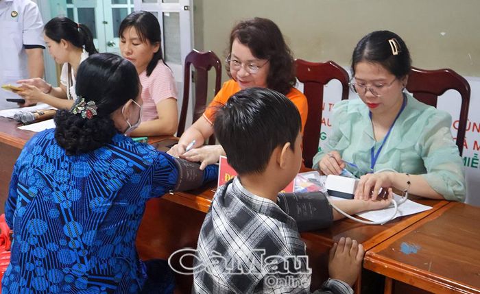 Đo huyết áp và kiểm tra nhịp tim trước khi khám sàng lọc.