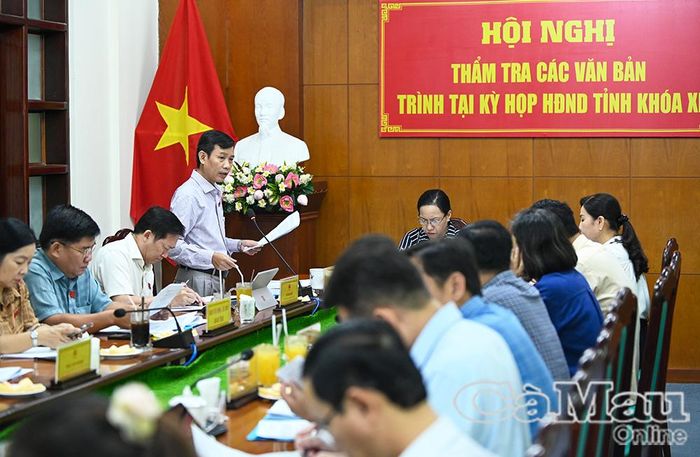  Phó Trưởng Ban Văn hoá - Xã hội HĐND tỉnh Nguyễn Đức Tiến đóng góp ý kiến.