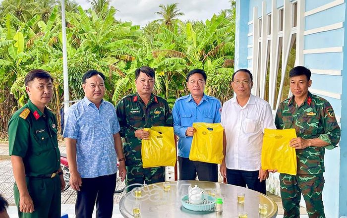 Ông Nguyễn Vĩnh Thành, Phó Bí thư Thường trực xã Khánh Hưng (thứ hai từ trái sang), cùng lãnh đạo xã trao quà động viên cán bộ, chiến sĩ Đội K90 đang trực tiếp thực hiện nhiệm vụ tại địa phương. 