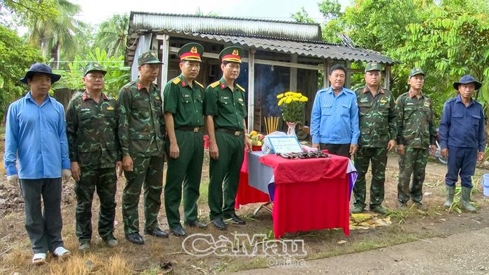 Cán bộ, chiến sĩ Đội K90 cùng lực lượng chức năng và chính quyền địa phương thắp hương tri ân liệt sĩ vừa được tìm thấy hài cốt.