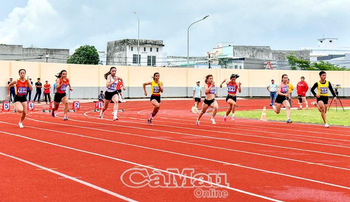 Cuộc đua kịch tính của các nữ VĐV U20 ở đường chạy 100 m.