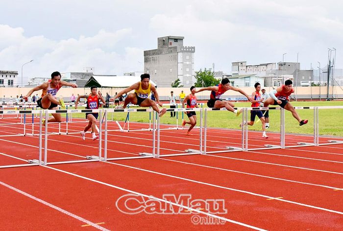  Các VĐV tranh tài nội dung 110 m rào nam U23.